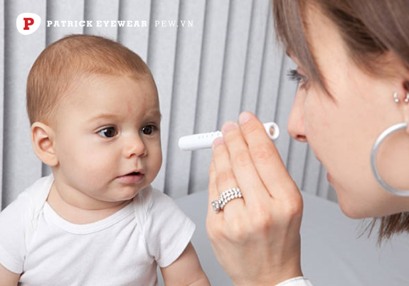 Mắt trẻ sơ sinh bị ghèn vàng có đáng lo ngại không