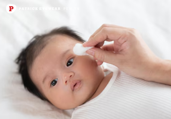 Cách vệ sinh mắt trẻ sơ sinh: Những điều mẹ cần biết