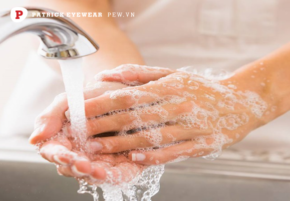 Dùng thuốc nhỏ mắt nhiều có sao không
