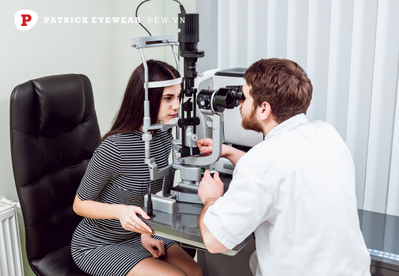 Đeo kính cận mắt bị nhỏ phải làm sao Đeo kính cận mắt bị nhỏ phải làm sao