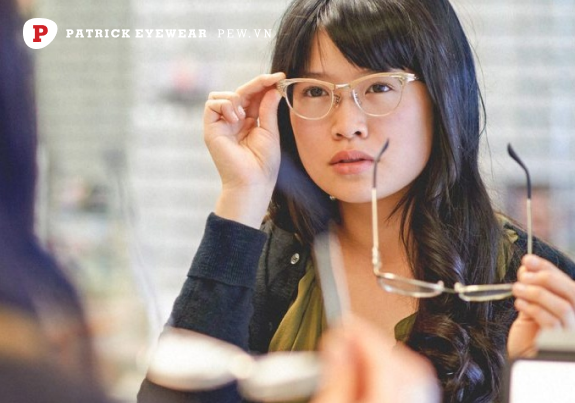 Đeo kính cận mắt bị nhỏ phải làm sao Đeo kính cận mắt bị nhỏ phải làm sao