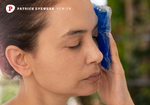 Mắt bị sưng húp phải làm sao