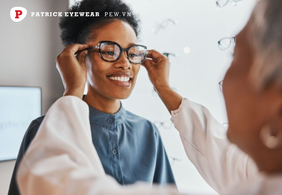 Cắt kính cận buổi sáng hay tối tốt hơn