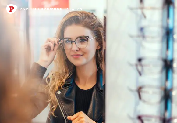 Cắt kính cận buổi sáng hay tối tốt hơn