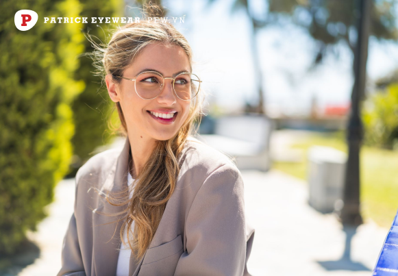 Tròng kính chống phản quang: Giảm chói và bảo vệ mắt tối ưu