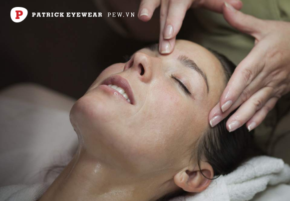 có nên bấm huyệt chữa cận thị tại nhà không bấm huyệt chữa cận thị