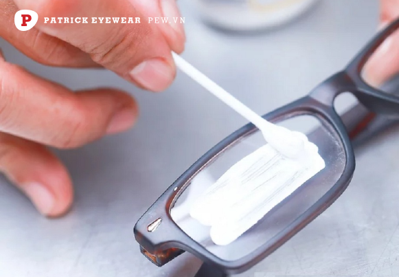 Cách xóa vết xước trên mắt kính nhanh nhất