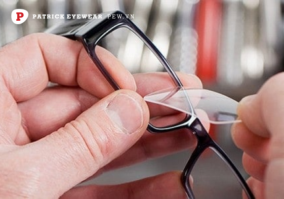 Cách xóa vết xước trên mắt kính nhanh nhất