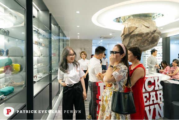 Cách xóa vết xước trên mắt kính nhanh nhất